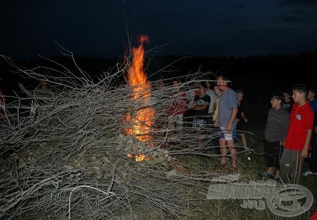 A csütörtök esti tábortűz