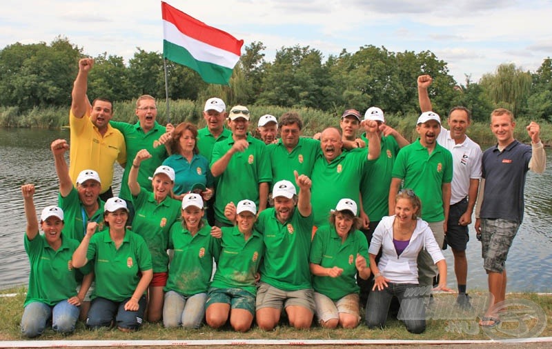 Íme a teljes magyar stáb. A női csapat és segítőik 