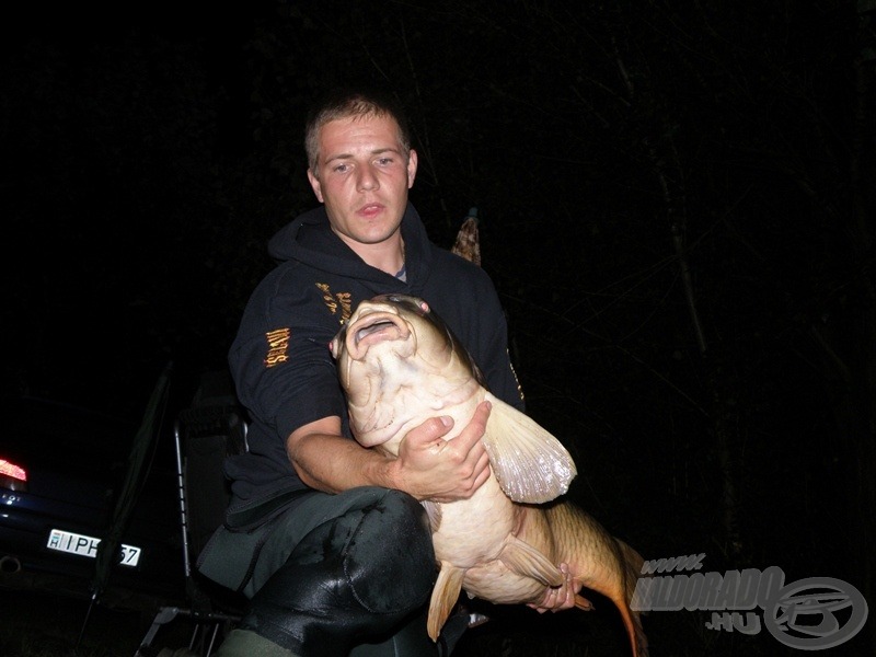 Újszászi Gábor horgásztársunk kapitális, 28,1 kg-os hala a Beton-tóról. A csali Carp Dream - Fish Steak volt