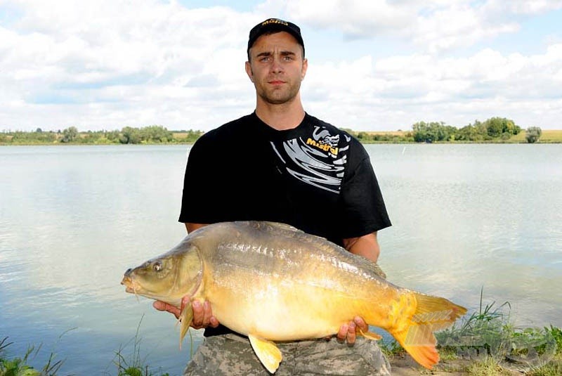 Gyönyörű, 14,5 kg-os tükörponty volt az első halunk, ami a 6-os bójáról jött. A csali egy szem halibutos bojli volt egy szem No Name pop uppal kiegyensúlyozva