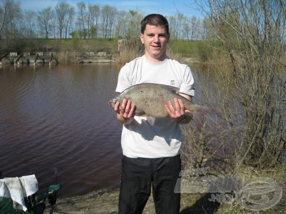 Csonka Tibor Várbalogi-tóban fogott 4 kg-os dévérkeszege