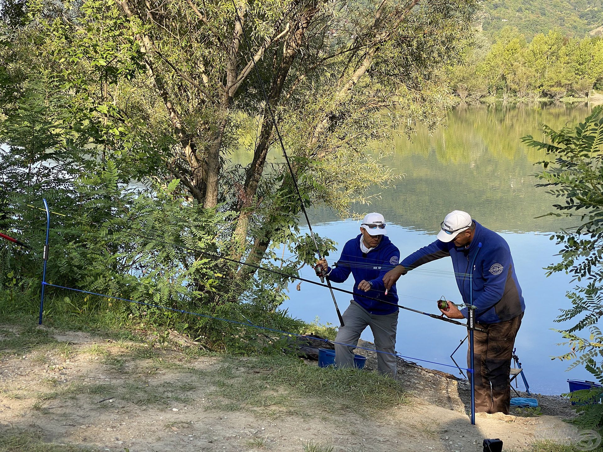 Fontos, hogy a zsinórt meg is jelöltük annak érdekében, hogy a bedobás után a klipszből ki lehessen akasztani a zsinórt