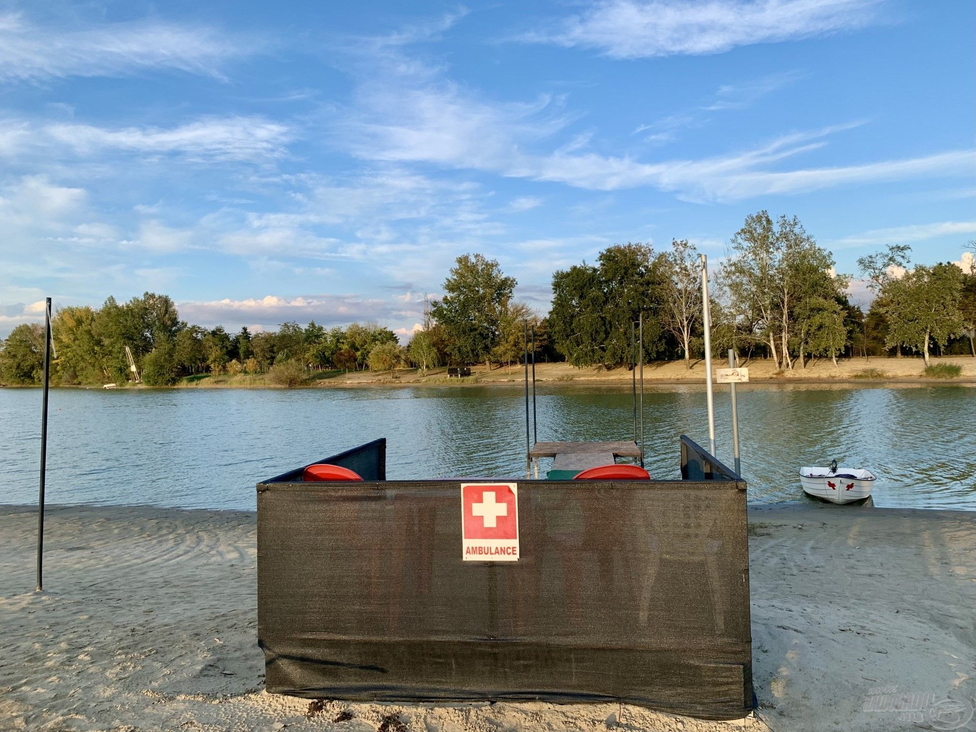 Októberben a strand értelemszerűen már kiürült, de a nyári hónapokban pezseg itt az élet