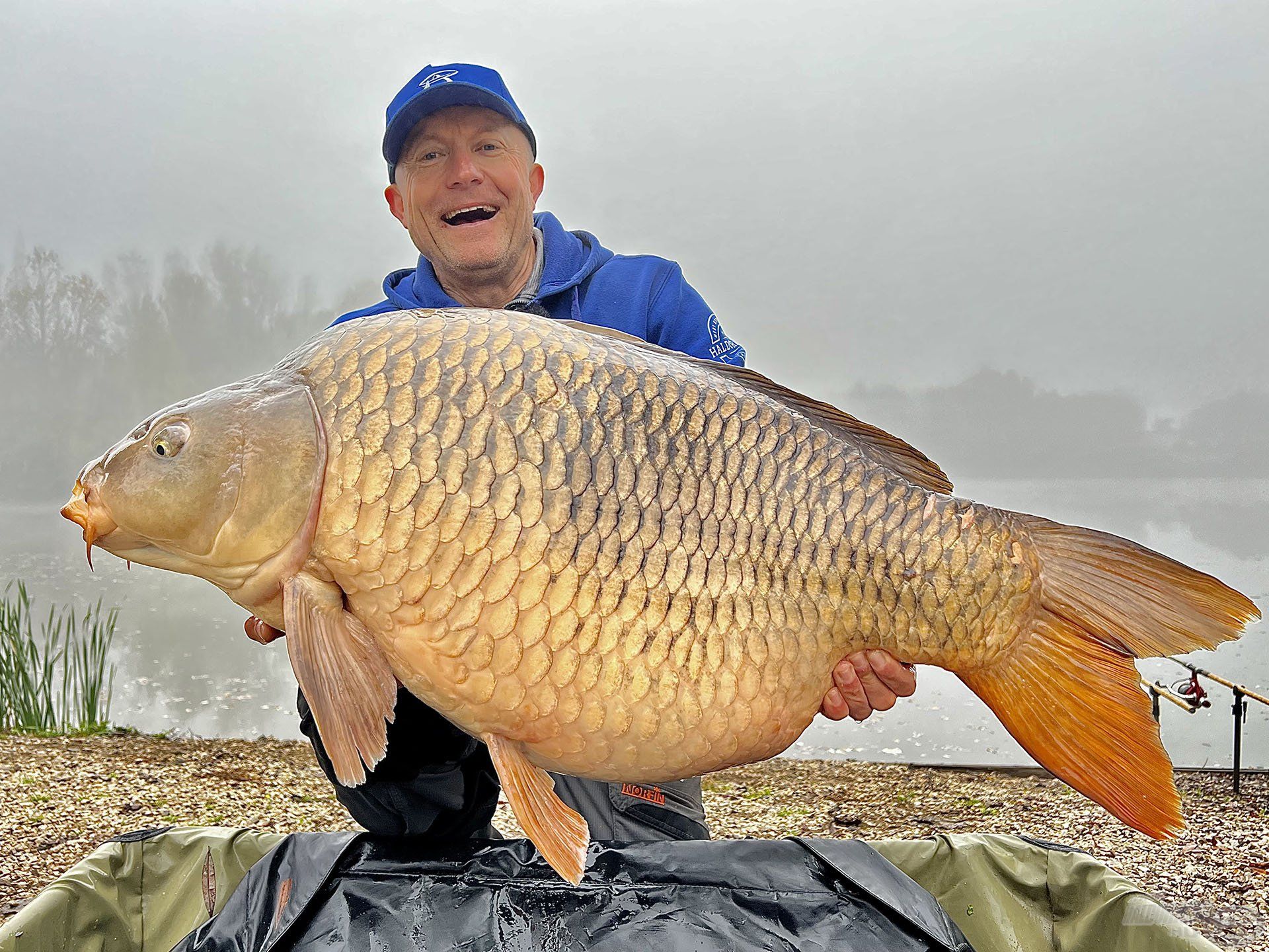 BUMM 20+!!!!! Kezemben a legnagyobb hal, amely 23,7 kg-ot mérlegelt!!! Ő volt az ötödik 20+-os hal ezen a rövid túrán!!!!!