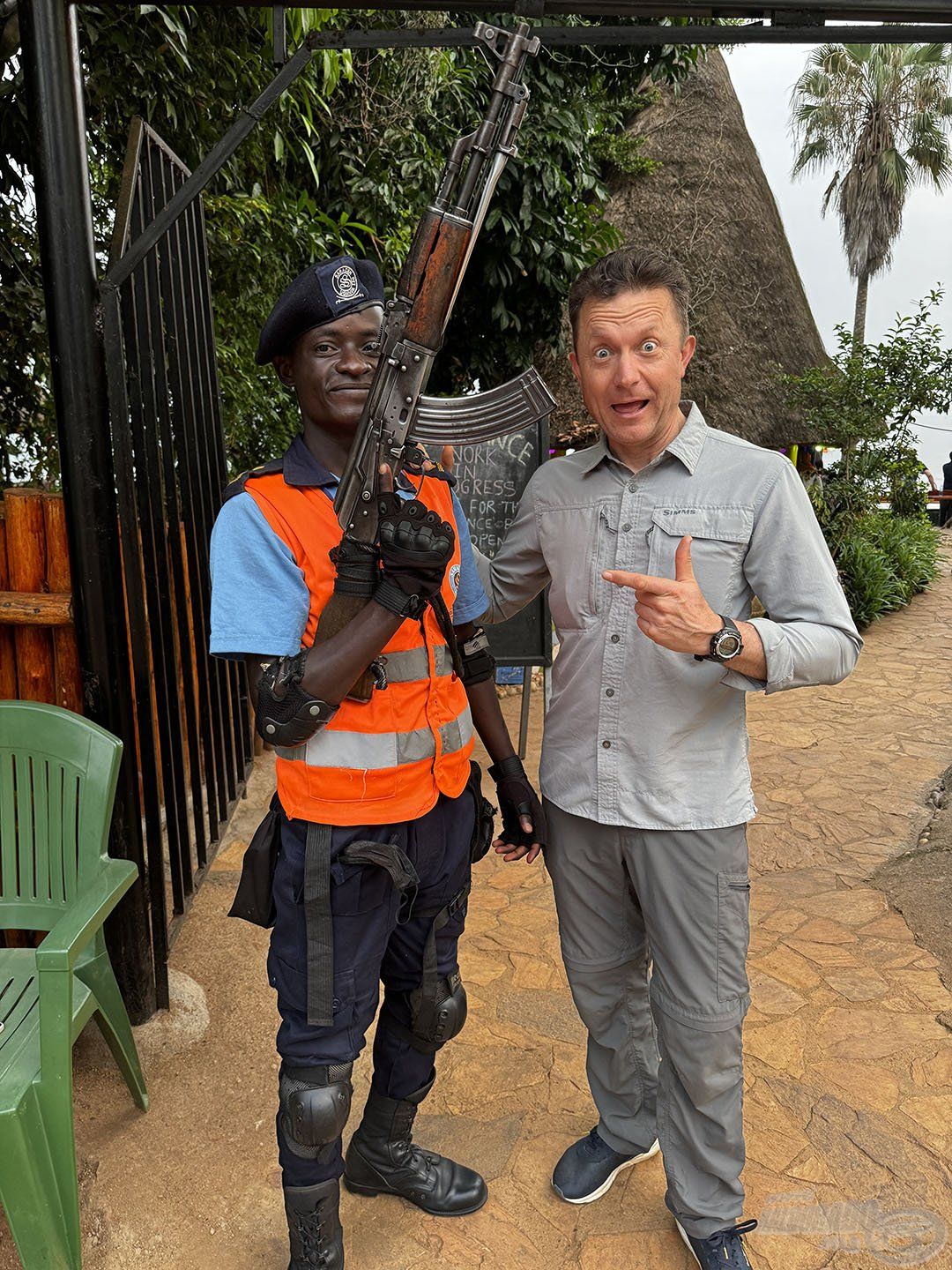 Afrikában komolyan veszik a létesítmények és személyek védelmét! Ez nem játékfegyver!!!
