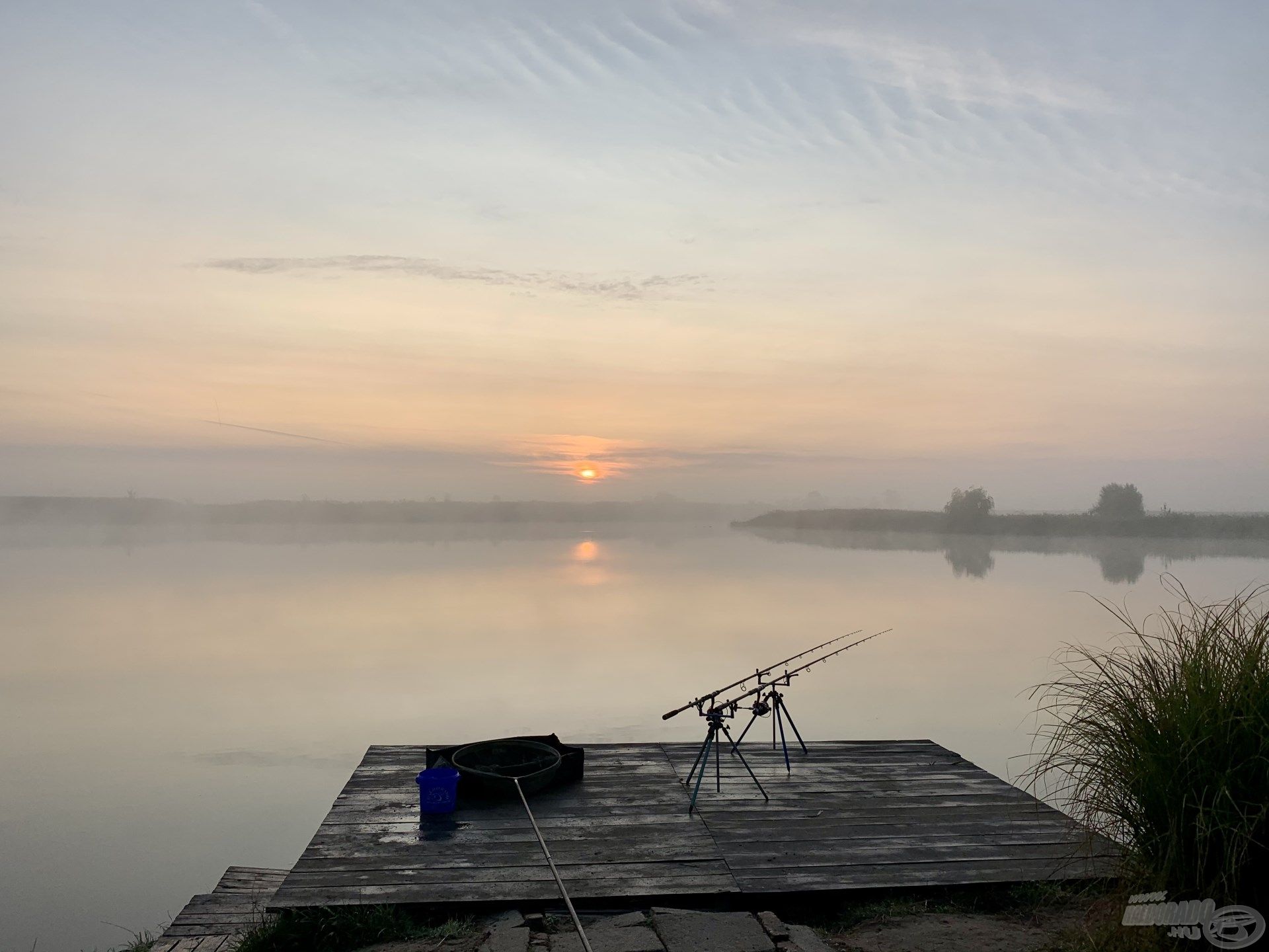 Gyönyörű, ködös napfelkelte fogadott a tóparton