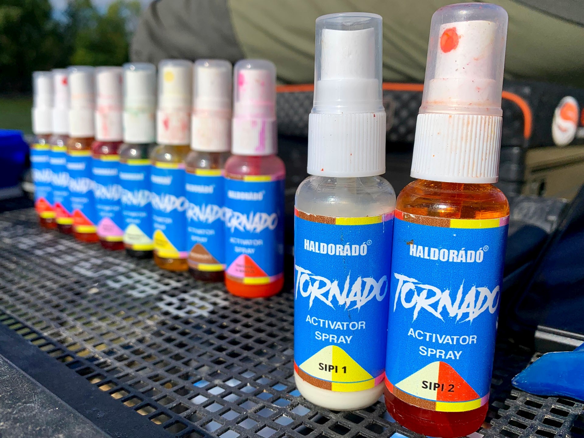 A TORNADO Activator Spray a megtöltött method kosár felületkezelésére szolgál