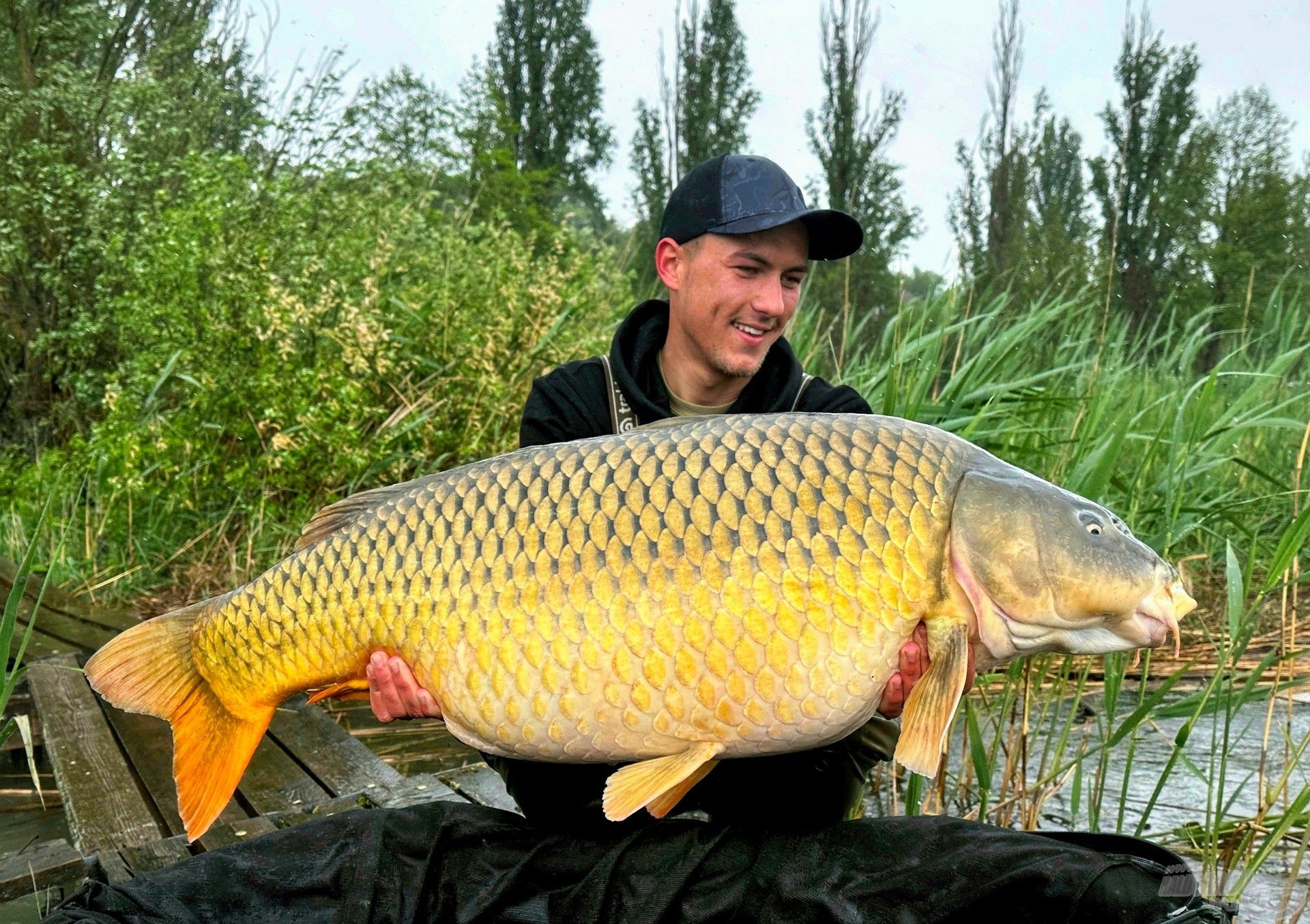 Itt épp egy 21 kiló feletti, fantasztikus pikkelyest tarthattam a kezemben