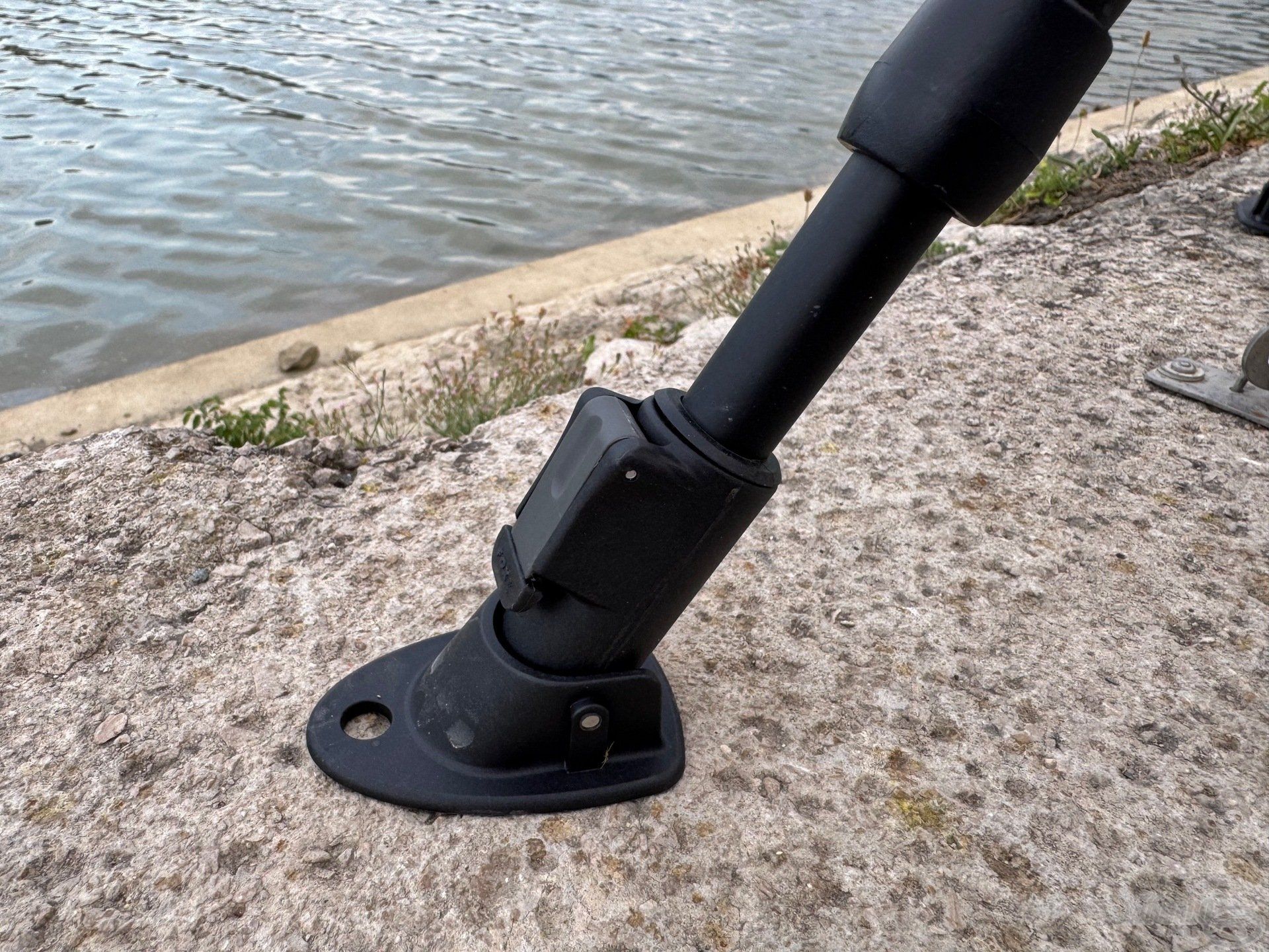 A FOX rod-pod talp tökéletesen passzol a Prologic Tri-Sky pod lábára, én évek óta ezzel használom