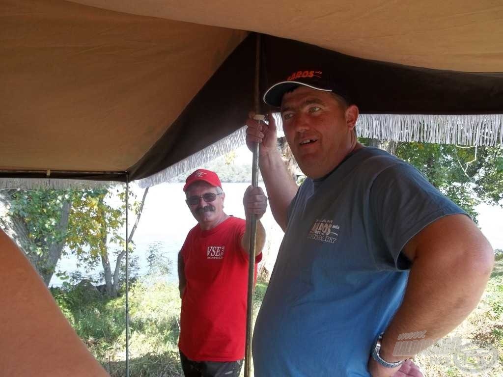 Janó és Lacika segítenek a sátorállításban, vagyis a tartásban