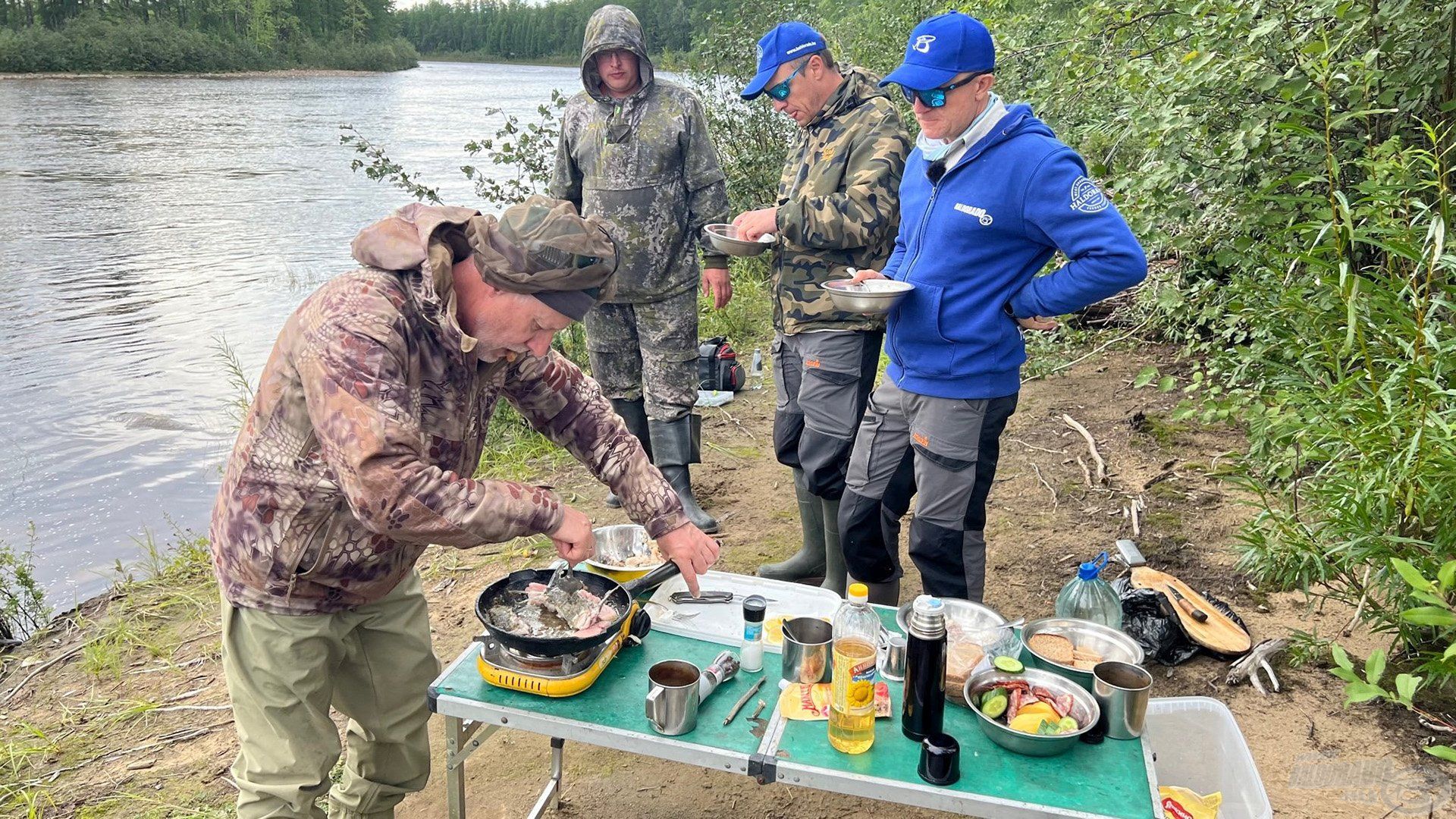 A vízben mindig van friss hal. Napközben azt ettük, amit fogtunk