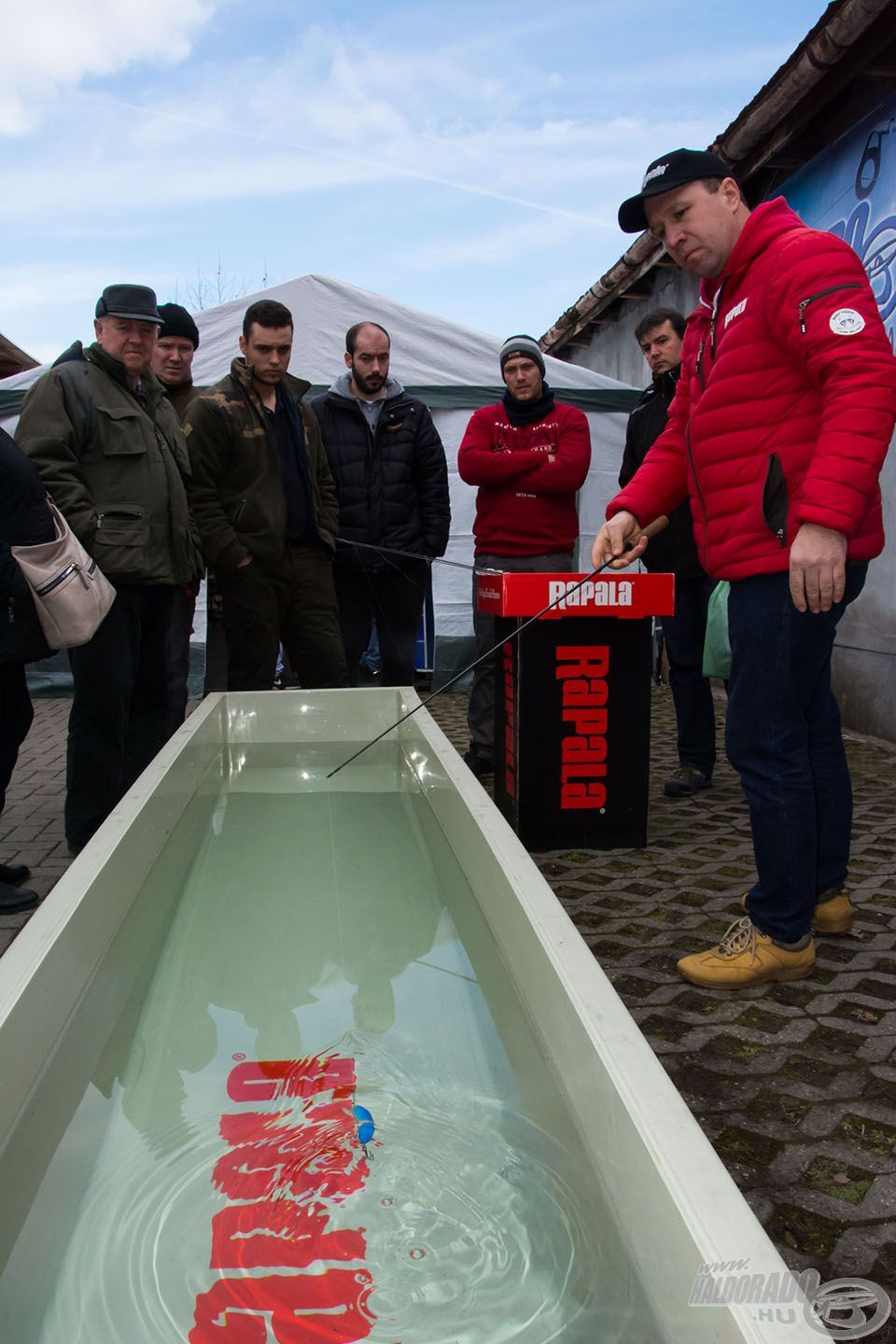 Nem is akárhogyan! A tesztmedencében ezúttal is látványos, interaktív bemutatókkal demonstrálják a csalik működését