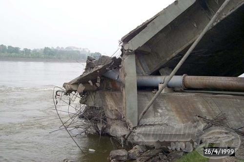 1999. április. 26-án a bombázáskor, a híd megsemmisült...