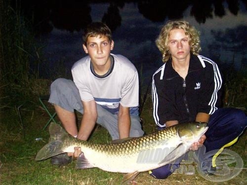 Marko Savora és barátja Dárió  12 kg-os, 1.15 m-es amurral pózolnak