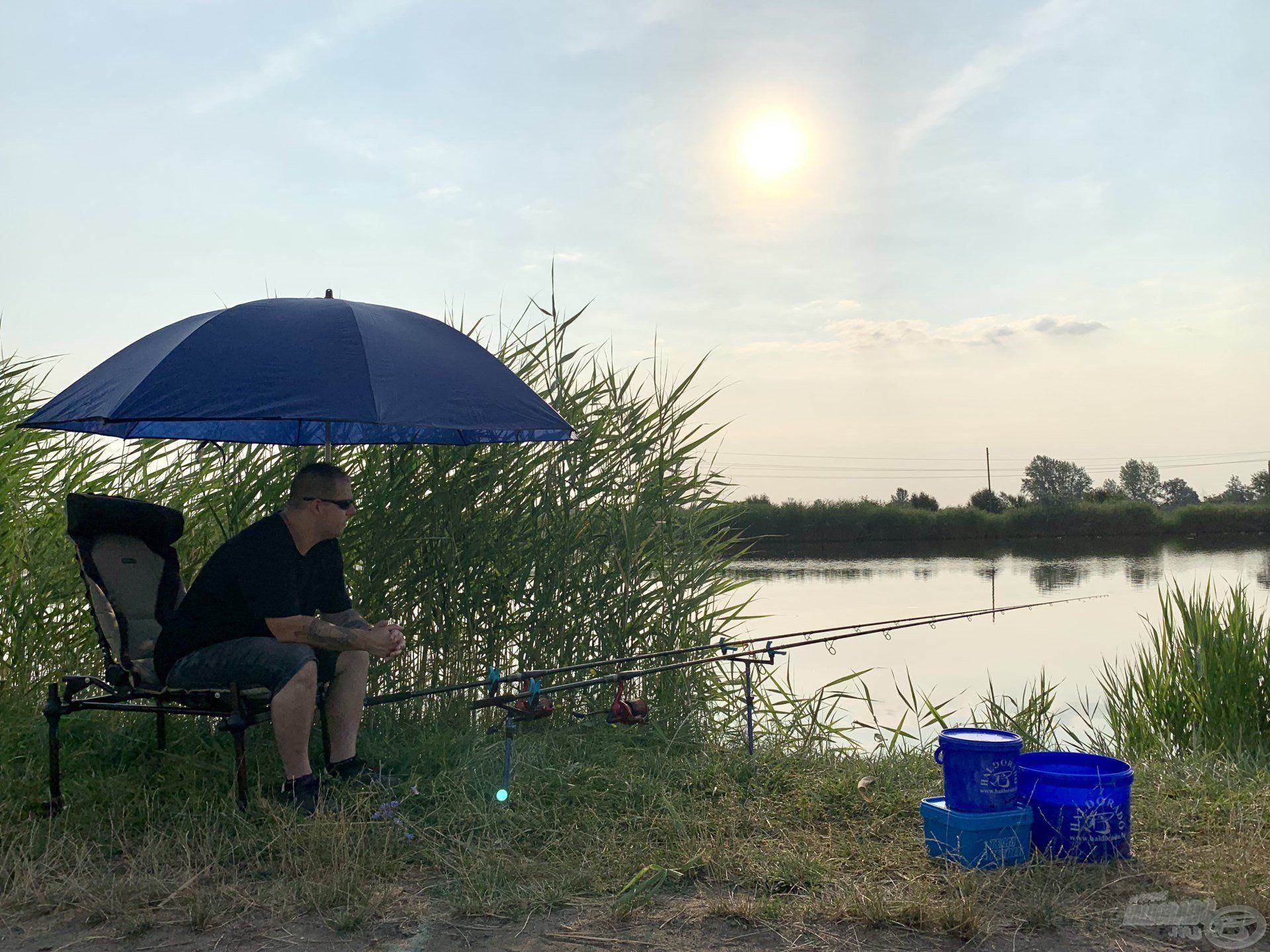 A spiccek mozdulatlanságát időről időre egy keszeg vagy egy termetes kárász kapása törte meg, de az amurok és a pontyok nagy ívben elkerültek ezen a napon (is)