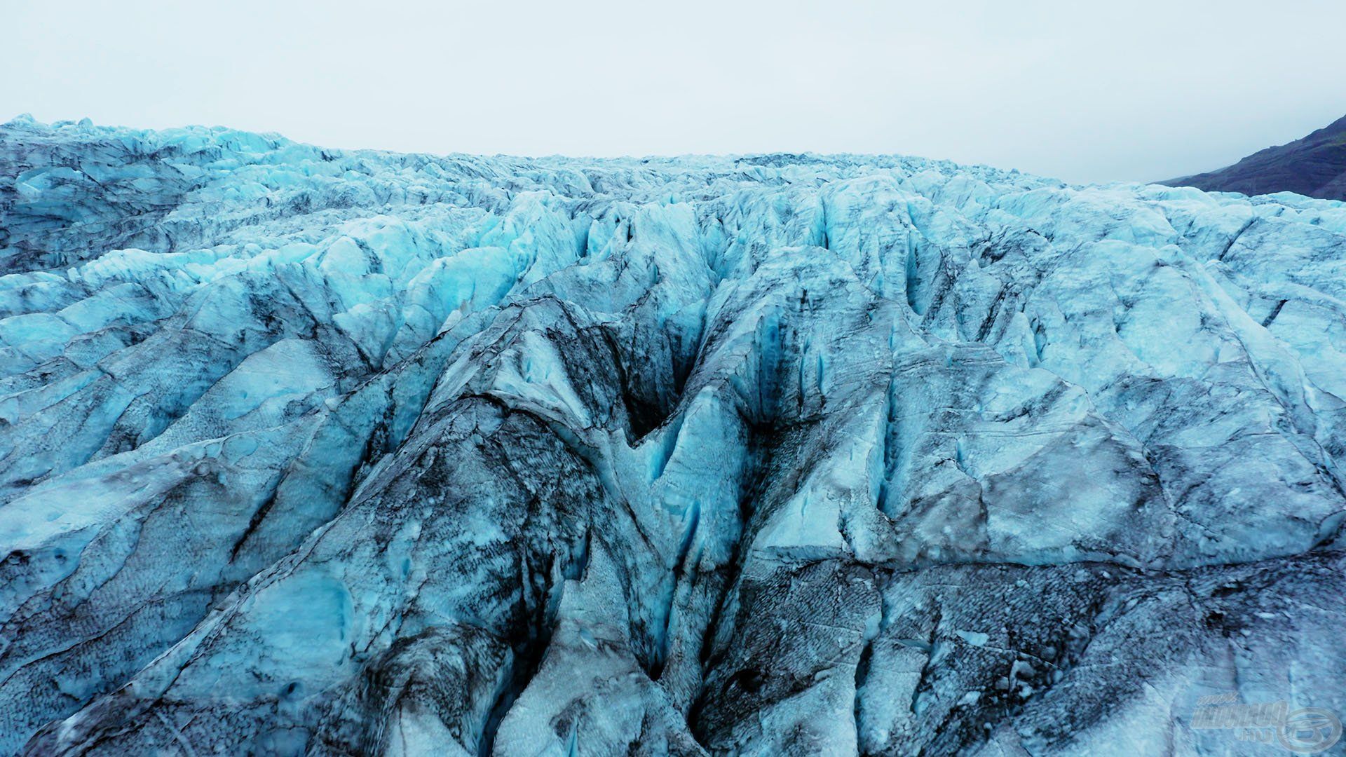 Izland, ahol egyszerre jelen van a 4 évszak, még a legmelegebb évszakban is. Itt hétköznapi nyáron is a jeges, havas hegyoldal és a gleccserek