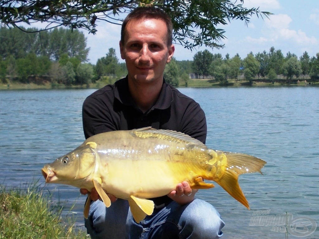 Hajszálelőkére fűzött csemegekukoricával először István fogott egy 3 kg körüli pontyot…