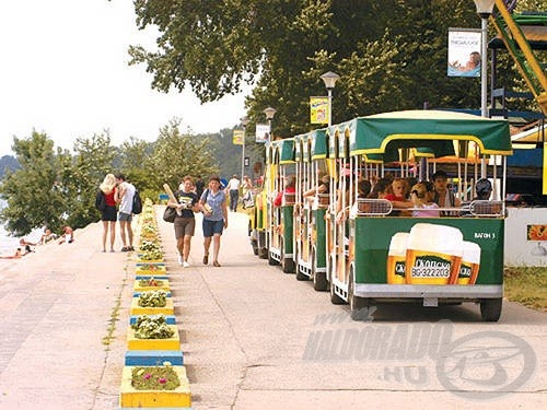 Egy kis ízelítő a környezetről: a több szerelvényből álló mini busz…