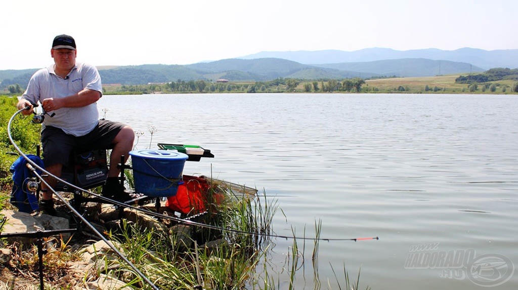 Miközben Tamás a szák felé húzta a halát, Csabi is újabb pontyot akasztott