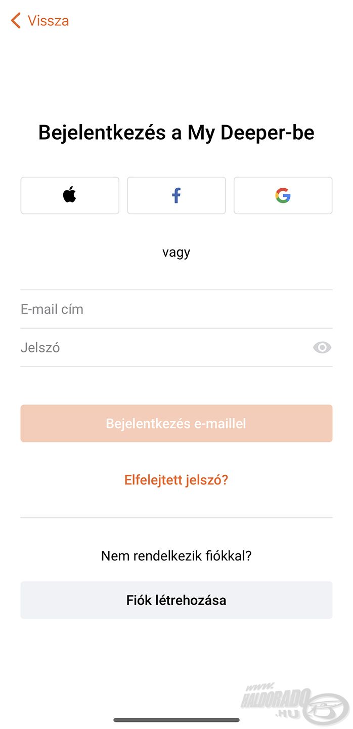 Ahhoz, hogy elkezdhessük használni, létre kell hoznunk benne egy regisztrációt, vagy be tudunk lépni a már meglévő Google profilunkkal, Facebook profilunkkal vagy Apple ID azonosítónkkal is