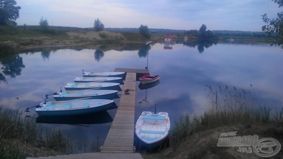 A kikötőben indulásra készen várják a horgászokat a villanymotorokkal ellátott szép csónakok