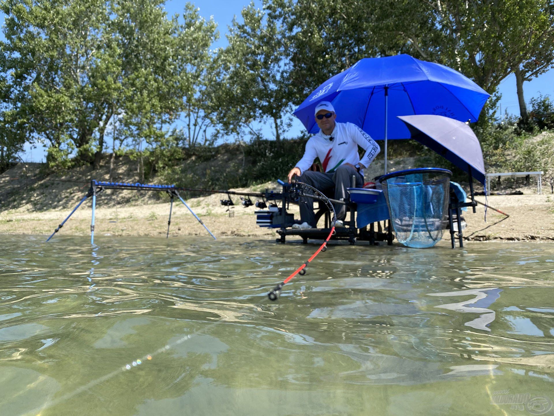 Egyetlen bottal horgásztam és annak minden apró rezdülését éberen figyeltem. Gyakorta a kapások gyenge pöcögtetések vagy néhány centis húzások voltak csupán, ez is jelzi, hogy a compó óvatosan táplálkozik. Ezért a Fine Max botok végébe a legérzékenyebb spicceket tettem