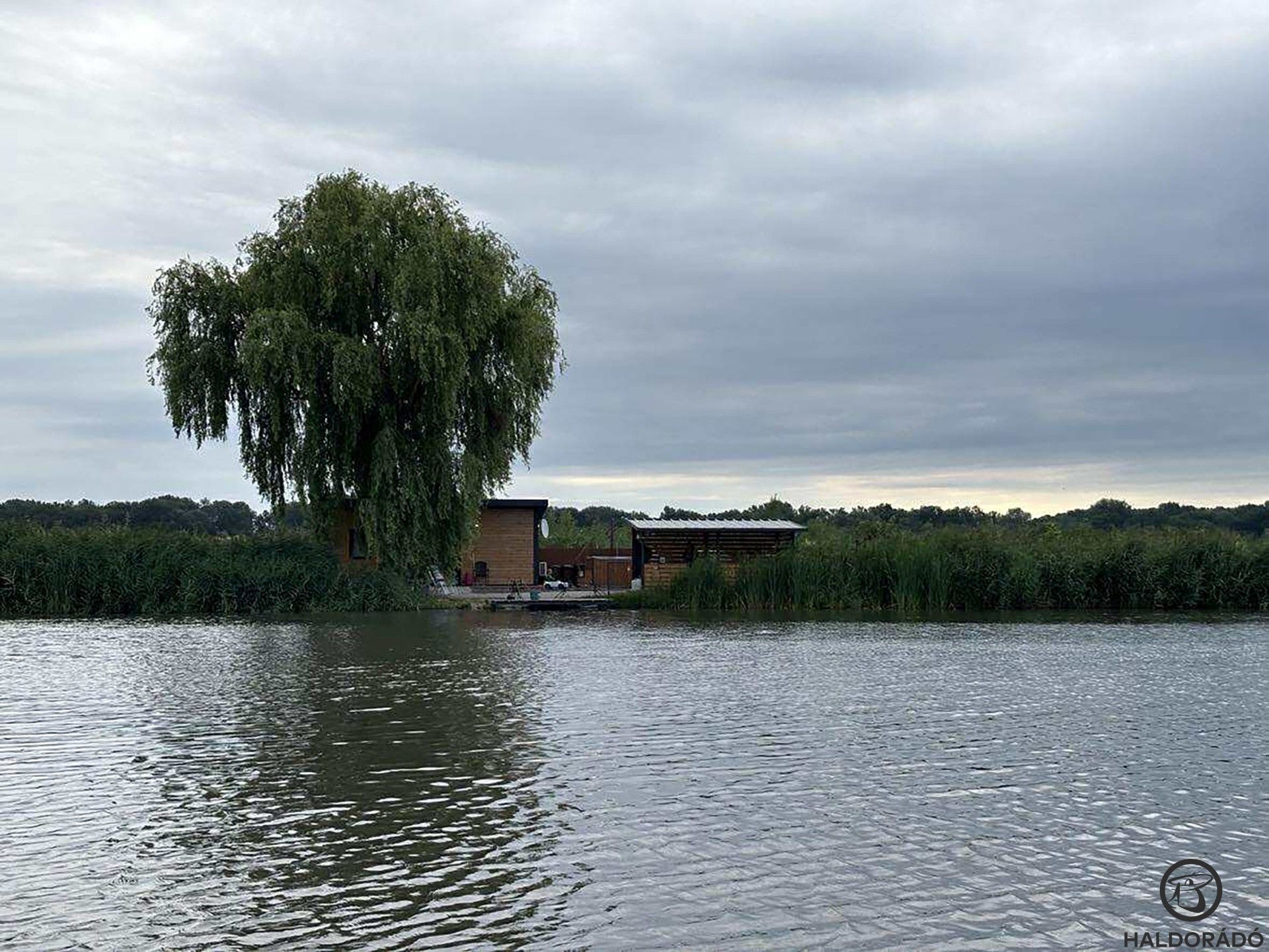 Horgászhelyünk a víz felől 