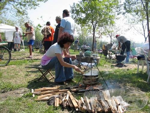 … ha bele nem kezdtek volna a halászléfőzők a tűzszításba…