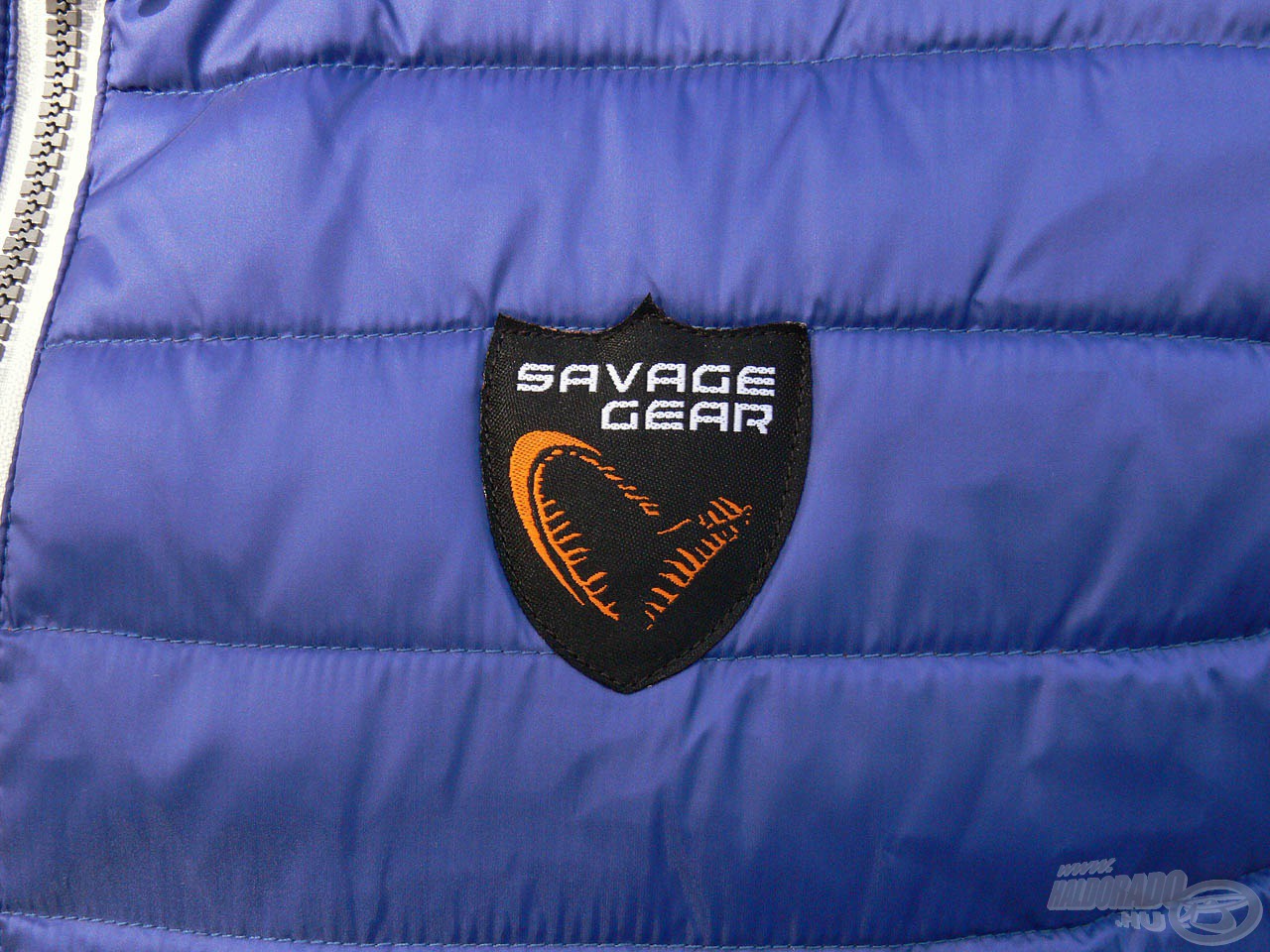 Igényes, hímzett Savage Gear logó teszi teljessé a terméket
