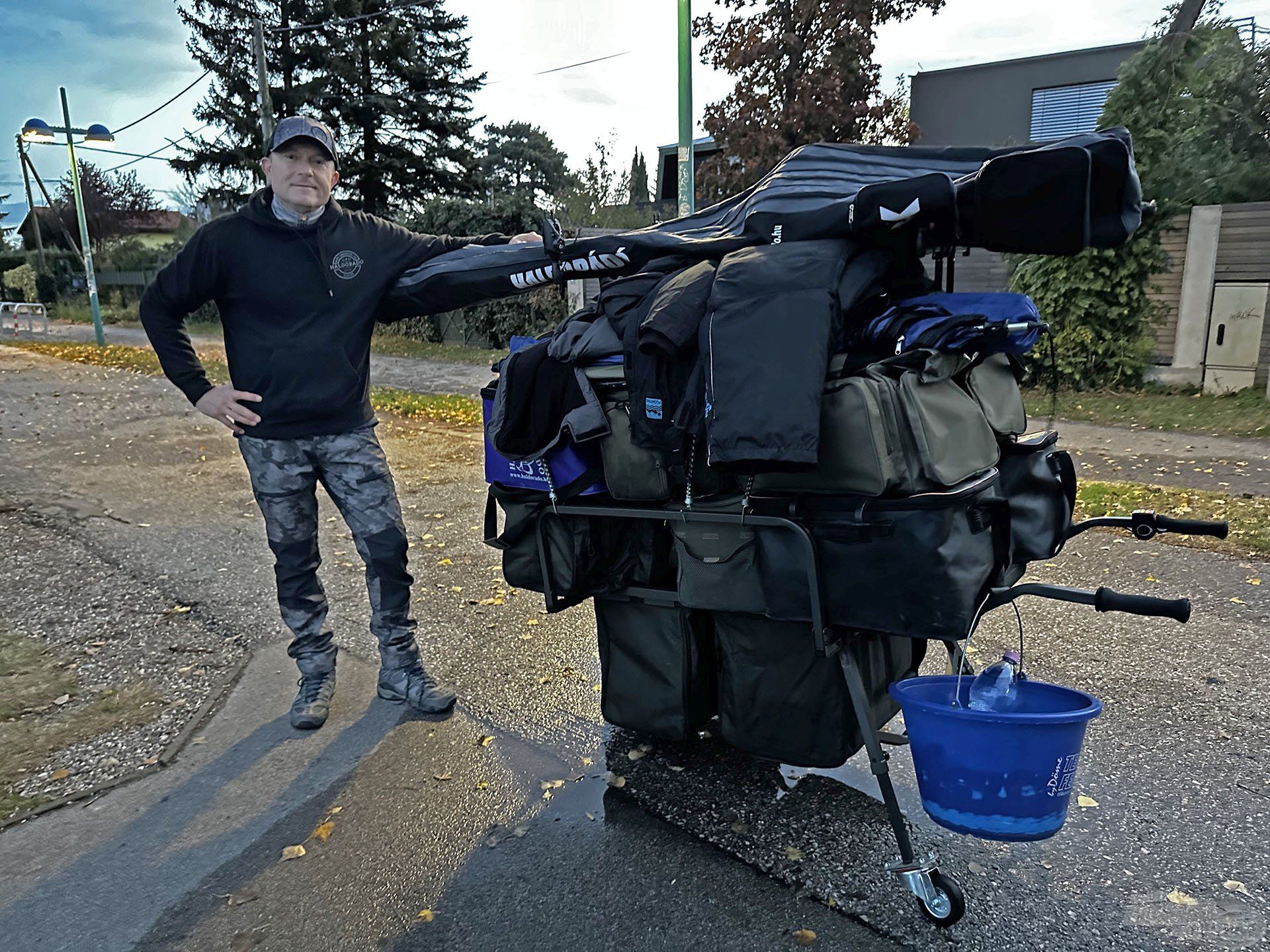 Autóval lehetetlen az Öreg-Duna partját megközelíteni. A temérdek horgászcuccot a NASH elektromos talicskával toltam be a helyre