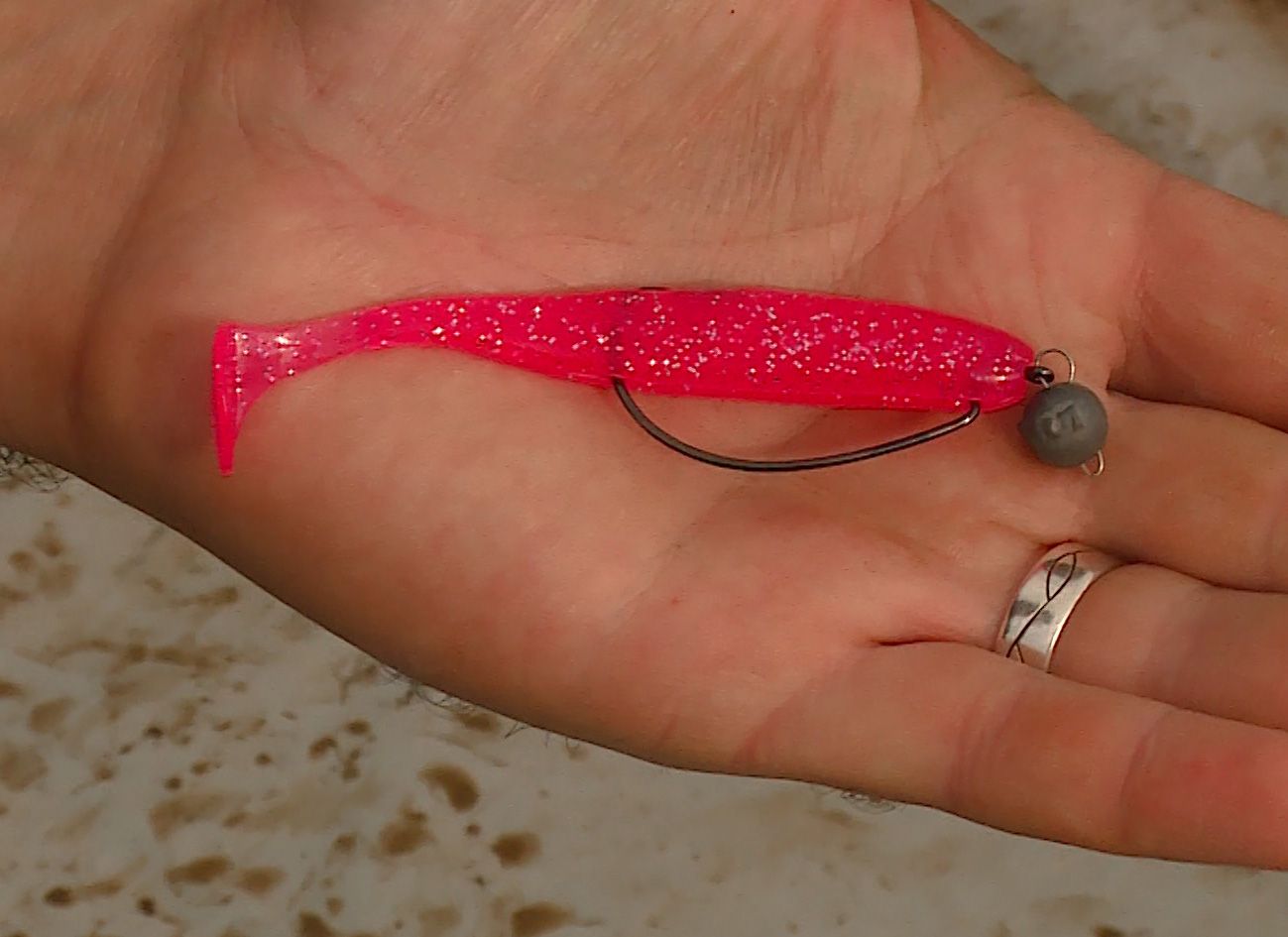 Az offset horgos felhasználást elősegítő hasi és háti bevágás mindkét gumihal egyik fontos jellemzője