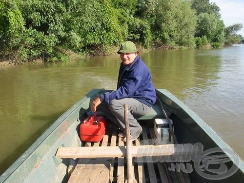 Sőt milyen remek csónakkal elmotorozni a tuskósba, és a kedvenc horgászhelyen pontyozni. Ivan Subotin a Tiszán.