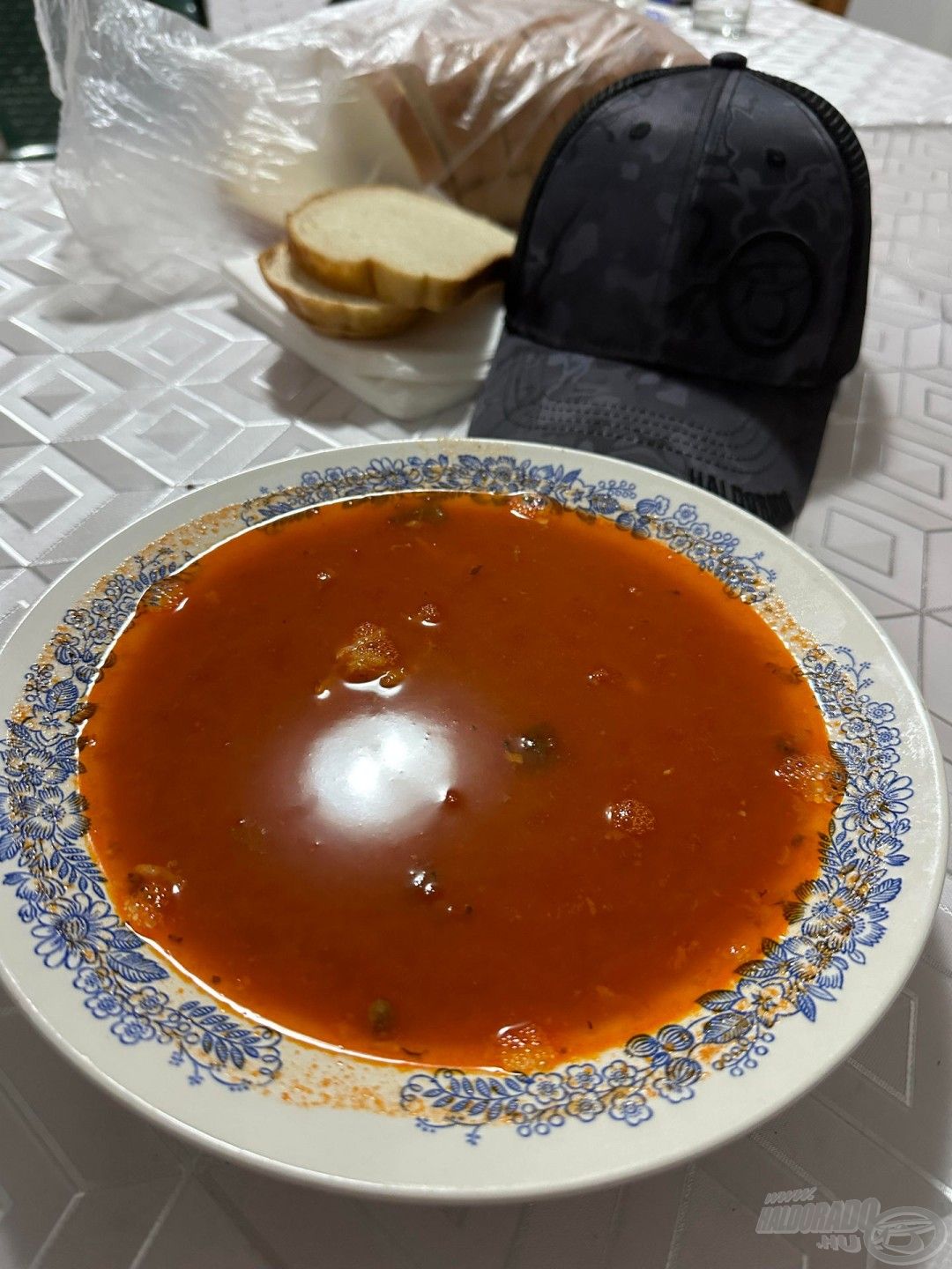 Peti tányérja így festett