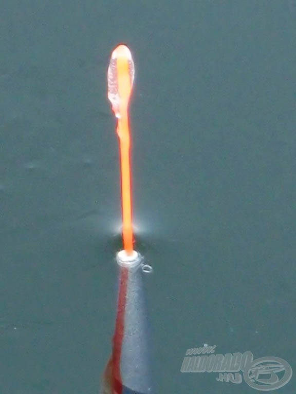 Az antennán lévő jégsapkától elnehezedik az úszó