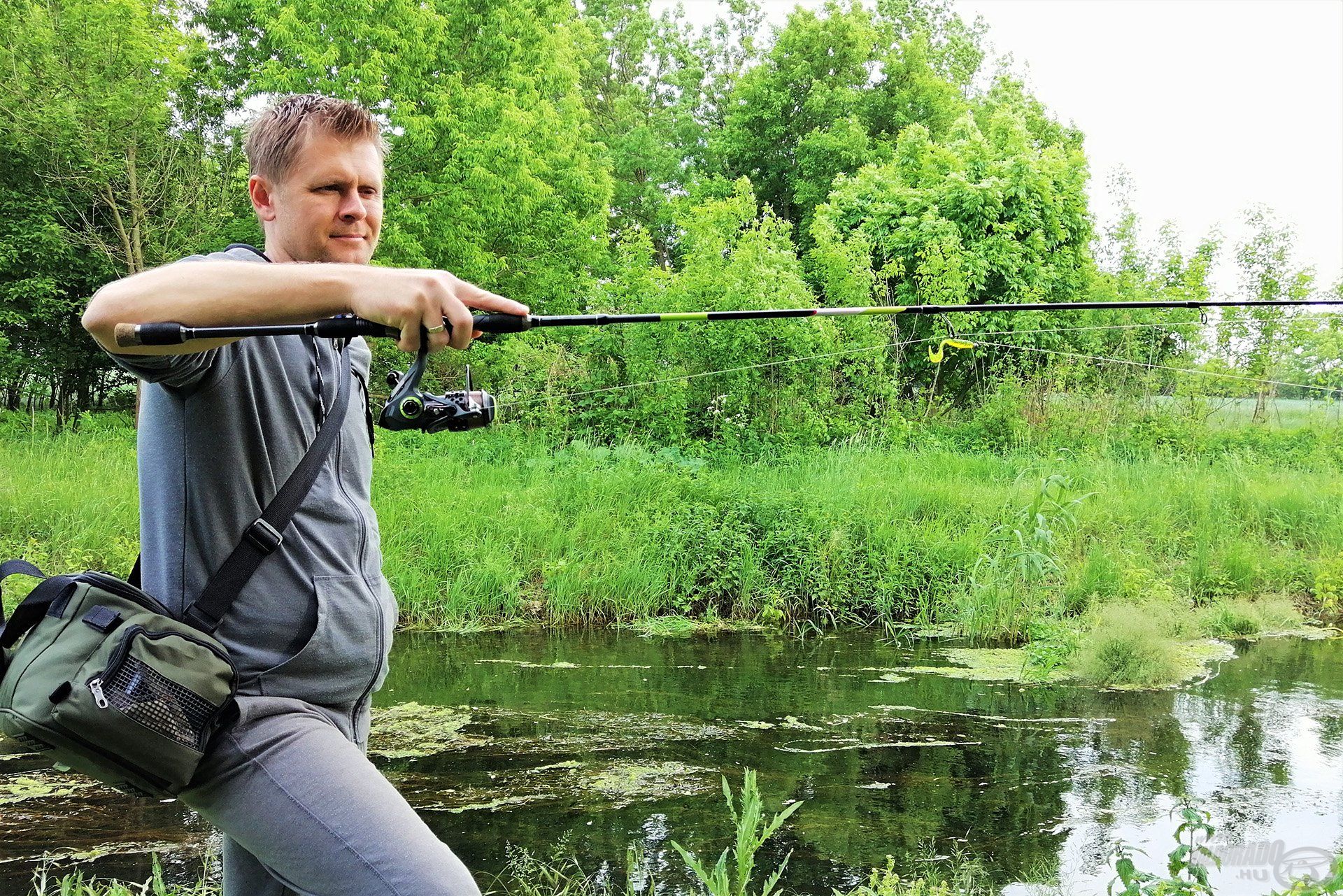 A rövid, integrált nyél teszi tökéletesen jól és könnyen kezelhetővé a botot