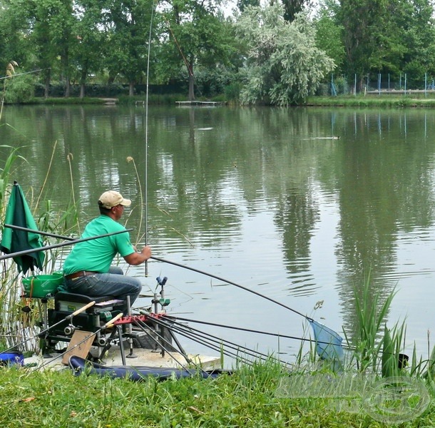 Dinó akció közben. A második nap a mezőny legtöbb halát fogta, rakós bottal!