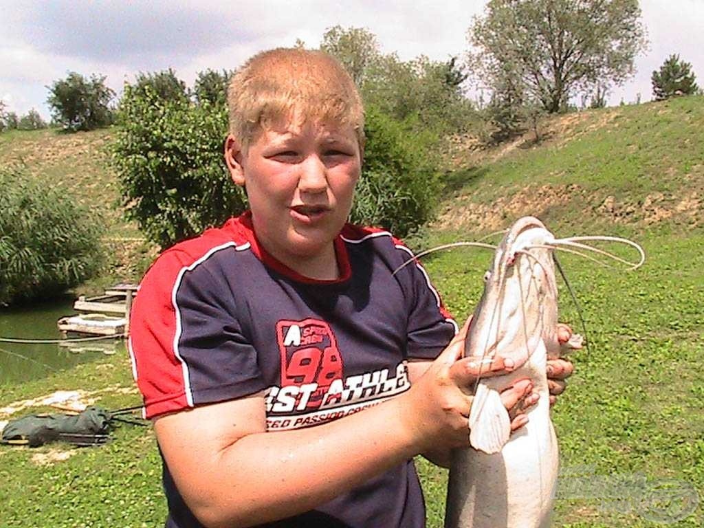 A napot még az is tetőzte, hogy fogtam egy afrikai harcsát (szintén feederbottal). Ez a harcsa az eddigi legnagyobb, amit fogtam