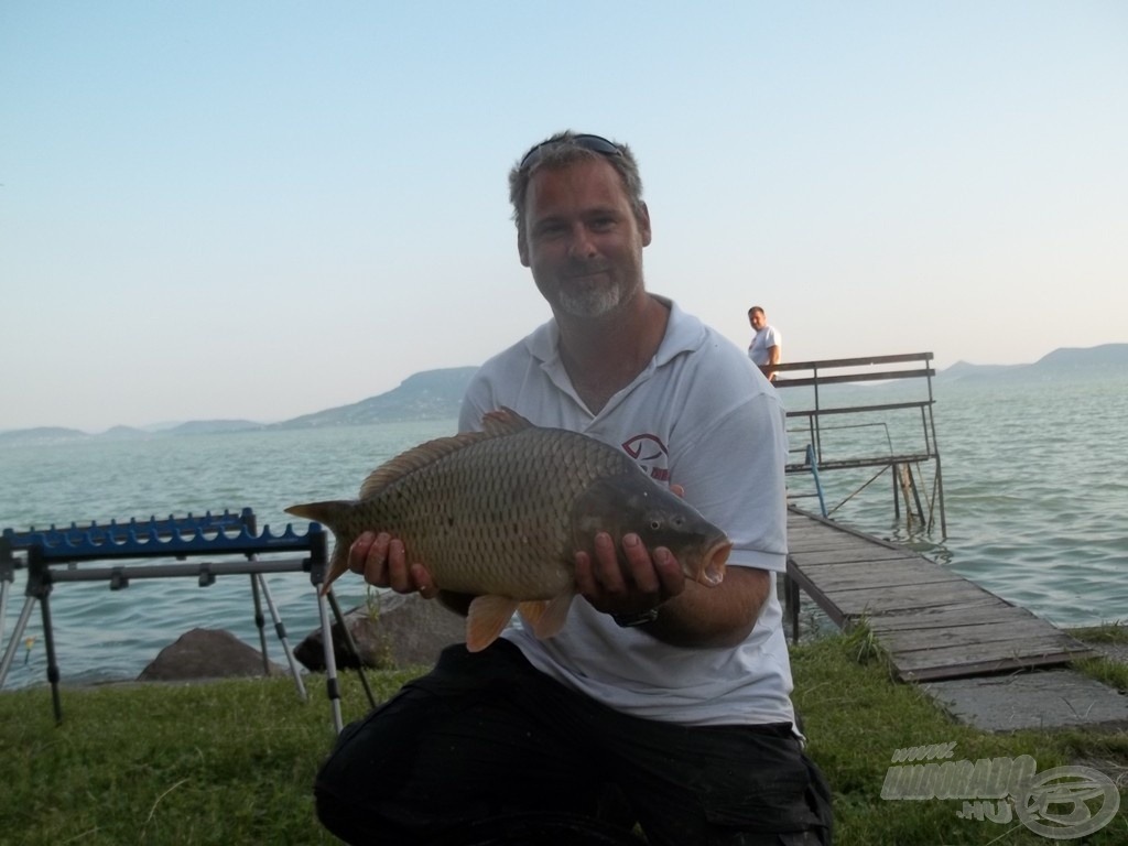 Segal beszákolt minden környékén járó uszonyost