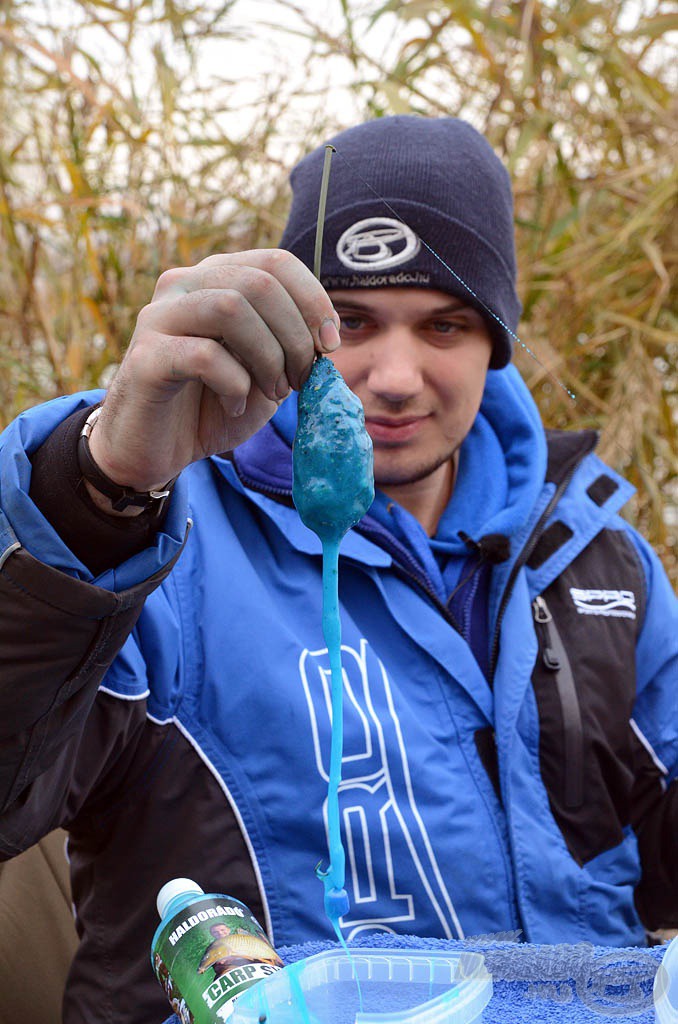 A Kék Fúzió Carp Syrup nagyon sűrű, viszkózus állagának köszönhetően páratlanul jól tapad. Egy különálló aromaréteget hozhatunk létre vele a végszerelék teljes felületén, mely sokszor kirobbanó hatással bír. Ez főként a melegebb vizekben - nyáron és egészen késő őszig - hatásos