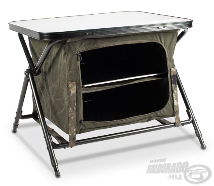 A Nash Bank Life Bedside Station egy kompakt, dupla polcos, laposra csukható tároló állvány felső asztallappal, mely nagyon hasznos társ lehet horgásztúráinkon, akár a sátorban, akár azon kívül
