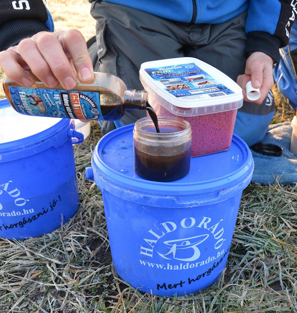 A Fluo Micro Method Feed Pelletet (fele-fele arányban) vízzel és CSL Tuninggal kevertem be, amely a leghidegebb vízben is gyorsan és jól terjed, jelentősen fokozva a csalogatóhatást