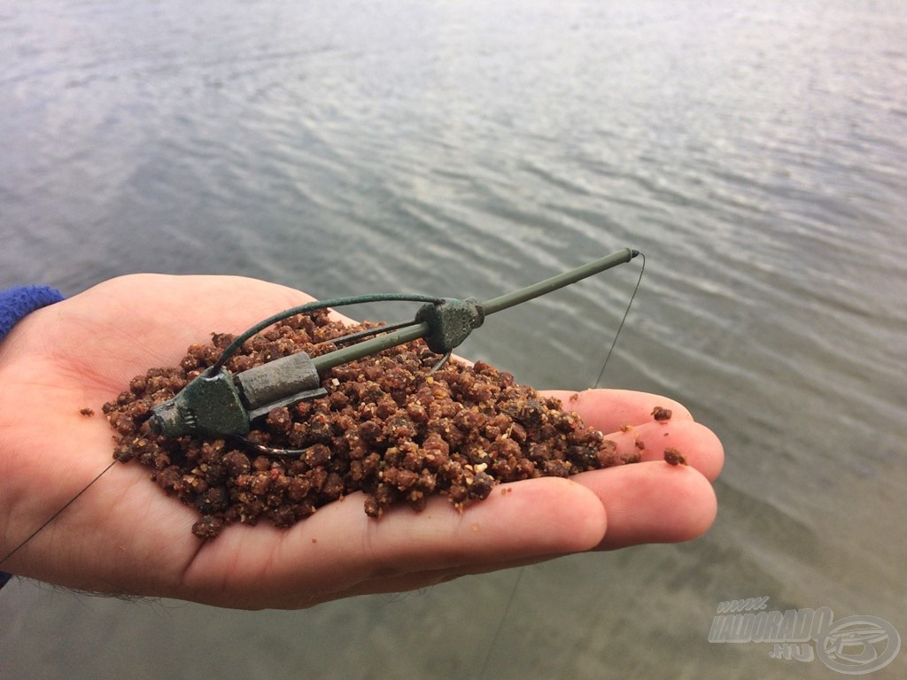 Az etetés után minden dobás előtt csak „natúr” állapotban került Pellet Pack a „spéci” kosárba, és egy ilyen kupac etetőanyag mellett lebegett egy szem Hybrid Method Pellet