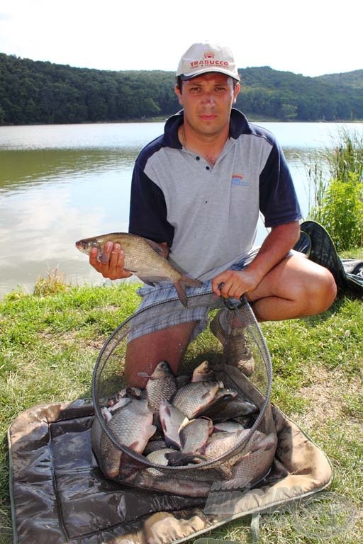 … de sok szép kárász és keszeg is kellett a csaknem 16 kg-os fogáshoz