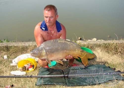 Tihany Ferenc 10 kiló feletti pontya bosszúból még a „titkos” vödröt is felborította. Nézzük csak mivel dippelt és csalizott Feri?!