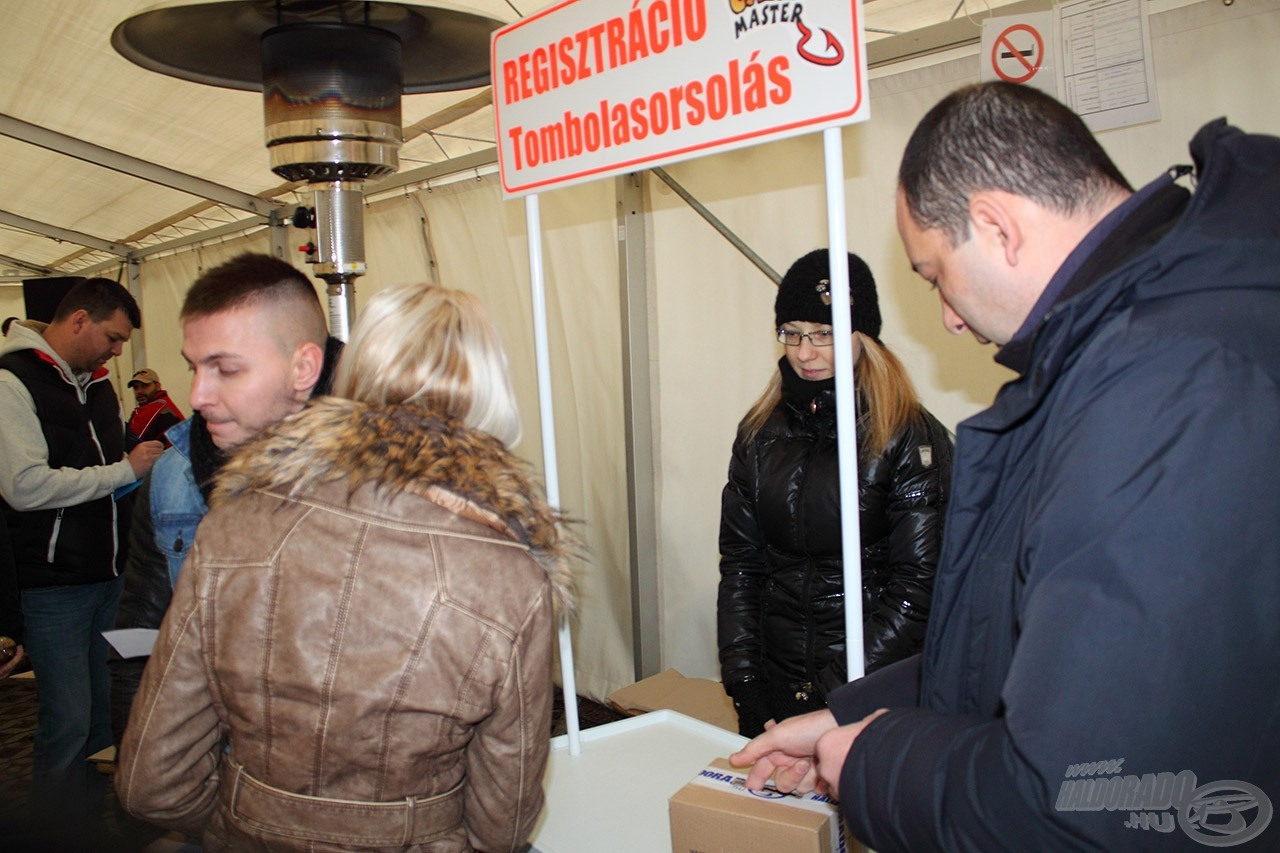 Mindenképp érdemes regisztrálnia annak, aki ide érkezik, mert mindhárom napon egy-egy nagy értékű kapásjelző szett vár gazdára a nap végén