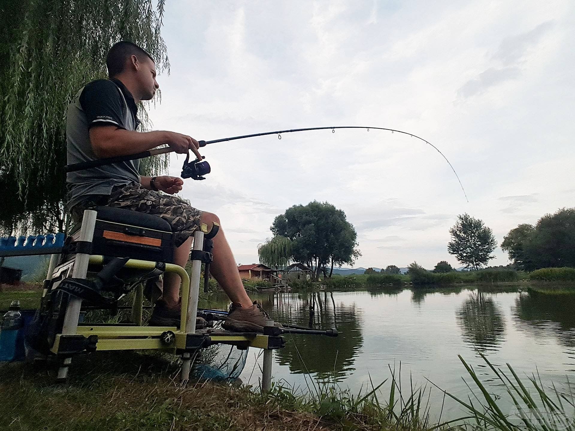 Az első botavató ponty ugyan csupán 1-1,5 kg-os lehetett, de így is tisztességesen megdolgoztatta a Fine Max botot. Gondolhatod, hogy milyen ívet mutathat egy testesebb pikkelyes alatt!