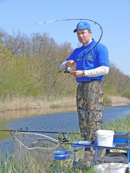 Kárász a horgon, jól dolgozik a finom pálca!