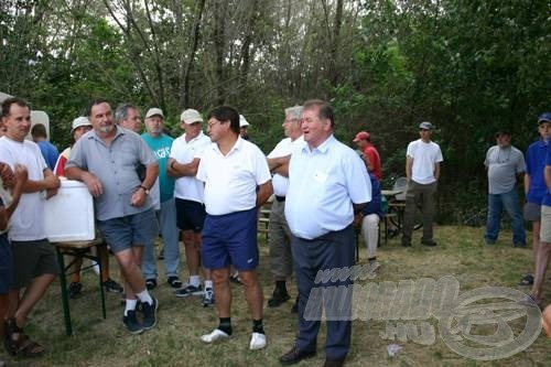 Nagy Gyula a Közép-Tisza-Vidéki Horgászegyesületek Szövetségének ügyvezetője köszönti a megjelent csapatokat