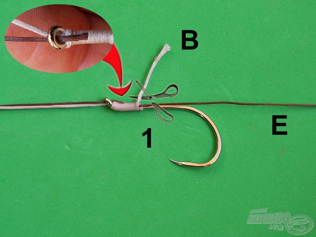 Szorítsuk meg a kötést, majd vágjuk le a felesleges „B” szálvéget. A kis képen a horogszáron lévő kötés felülnézete látható