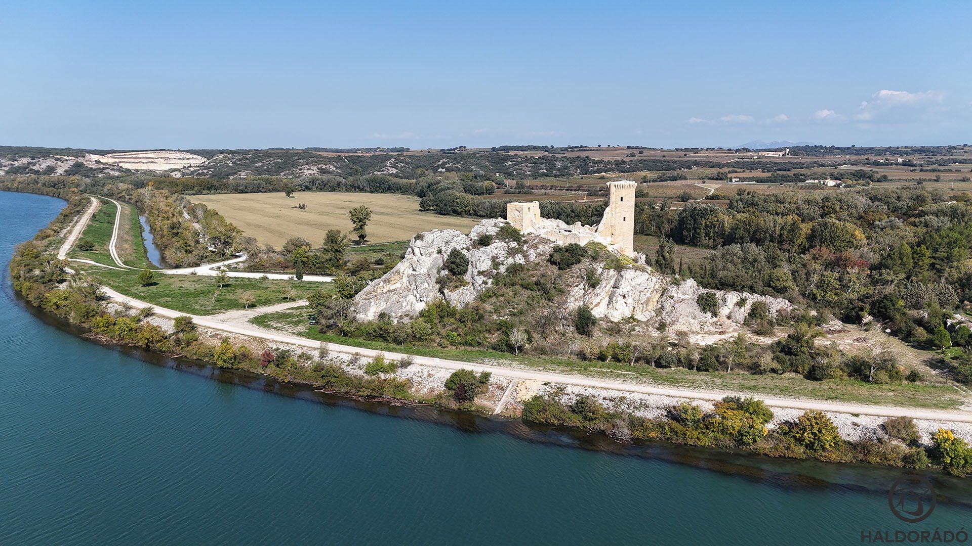 A folyó menti táj mindenhol gyönyörű látványt nyújtott